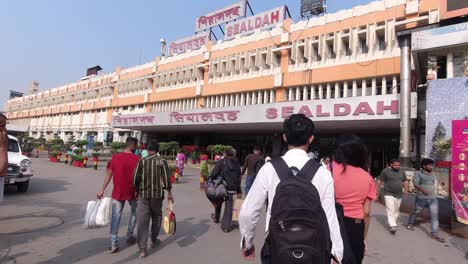 La-Estación-Sealdah-Continúa-Llevando-La-Larga-Tradición-De-Kolkata.