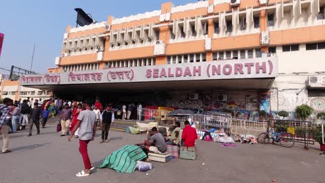 La-Estación-Sealdah-Continúa-Llevando-La-Larga-Tradición-De-Kolkata.