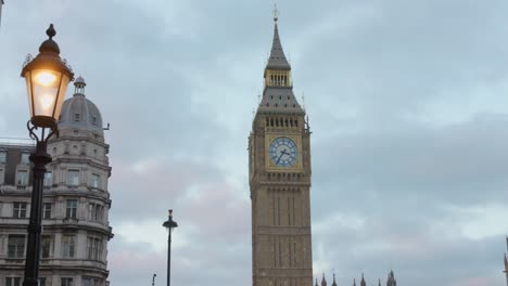 Wahrzeichen-Des-Big-Ben-Uhrturms,-Straßenlaterne-Der-Stadt-Darunter,-Bewölkter-Tag