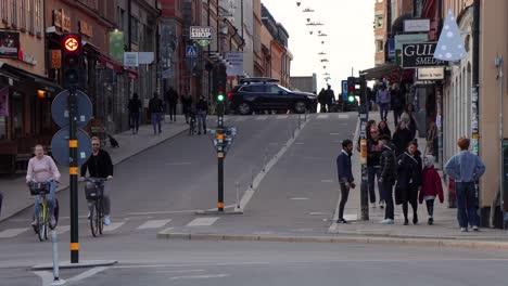 Bicyclists-and-pedestrians-on-Stockholm-street-Götgatsbacken,-springtime