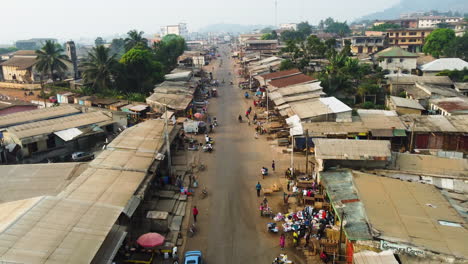 Vista-Aérea-De-Las-Calles-De-La-Ciudad-De-Ebolowa,-Tarde-Brumosa-En-El-Sur-De-Camerún.