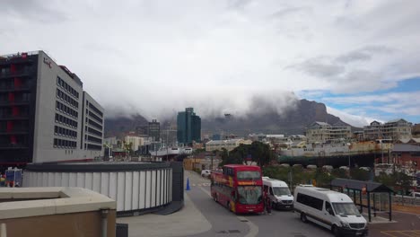 Sightseeing-Bus-Und-Andere-Fahrzeuge-Stehen-Still-Auf-Einer-Straße-Im-Zentrum-Von-Kapstadt,-Südafrika