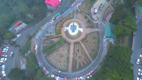 Paisaje-De-Darjeeling-Jardín-De-Té-Y-Bucle-Batasia-Vista-Aérea-De-Darjeeling-Y-Tren-De-Juguete-Darjeeling