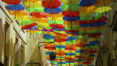 Beliebte-Touristenattraktion-Bunte-Sonnenschirme-Hängen-In-Der-Straße,-Um-Schatten-Zu-Schaffen