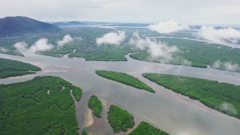 Luftaufnahme-Von-Flüssen-Und-Wolken-über-Einer-üppigen-Grünen-Mangrovenlandschaft-Mit-Blick-Auf-Ko-Si-Sip-Und-Ko-Pak-Thung-Rak-Yai-In-Der-Provinz-Khura-Buri,-Thailand