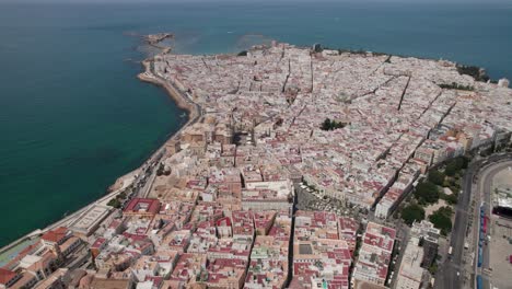 Imágenes-Panorámicas-Aéreas-De-La-Antigua-Catedral-De-Cádiz-Con-Vistas-A-La-Zona-Costera-Y-Al-Casco-Antiguo,-Cádiz,-España