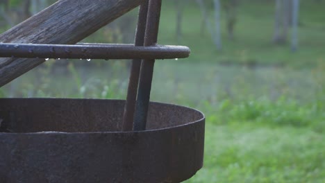 Nahaufnahme-Von-Brennholz,-Das-In-Die-Feuerstelle-Auf-Einem-Campingplatz-In-Der-Nähe-Von-Cabreúva,-São-Paulo,-Brasilien,-Mit-Bokeh-Hintergrund-Gelangt