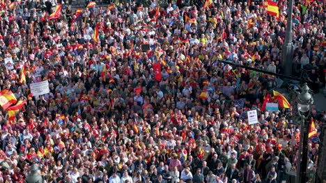 Demonstranten-Versammelten-Sich-An-Der-Puerta-Del-Sol-Während-Einer-Massenkundgebung-Gegen-Die-Sozialistische-Partei-PSOE,-Nachdem-Sie-Einer-Amnestie-Für-Diejenigen-Zugestimmt-Hatten,-Die-Am-Abspaltungsversuch-Kataloniens-Beteiligt-Waren