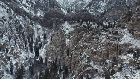 Wunderschöne-Winterlandschaft-Des-American-Fork-Canyon,-Aufsteigende-Luftaufnahme