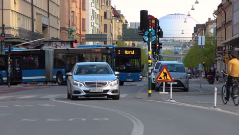 Street-traffic-in-Stockholm-in-corona-times,-Globe-Arena-in-background