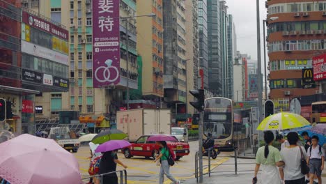 Hongkong-Stadt-Voller-Fußgänger-Und-Verkehr-An-Einem-Bewölkten,-Regnerischen-Tag