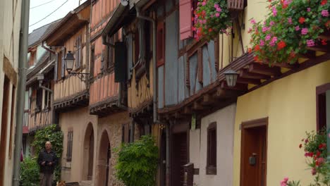 Eguisheim-Liegt-Am-Südlichen-Ortsausgang-Von-Colmar-Und-Gilt-Seit-2003-Als-„eines-Der-Schönsten-Dörfer-Frankreichs“.