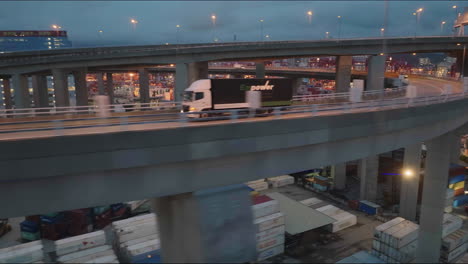 Transport-LKW-Fahren-über-Eine-Erhöhte-Logistikstraße-Auf-Dem-Dach-Von-Hongkong-Container-Operationen