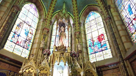 Vidrieras-Y-Techo-Abovedado-De-Una-Catedral-Histórica-En-Quito,-Ecuador,-Mostrando-Arte-Y-Arquitectura