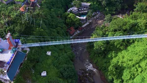 Luftaufnahme-Der-Blangsingah-Glasbrücke-In-Der-Nähe-Des-Tegenungan-Wasserfalls-In-Bali,-Indonesien