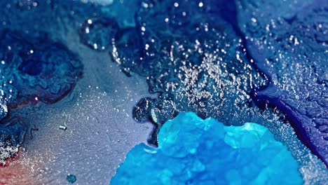 Primer-Plano-De-Tinta-Azul-Vibrante-Que-Se-Dispersa-En-El-Agua,-Creando-Patrones-Abstractos
