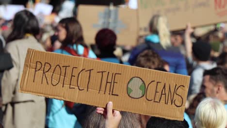 Toma-En-Cámara-Lenta-Del-Cartel-De-&quot;proteger-Los-Océanos&quot;-En-Una-Manifestación-Climática-En-Estocolmo