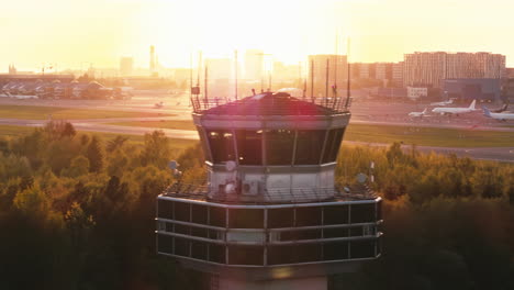 Vorbeiflug-Am-Kontrollturm-Des-Flughafens-Tallinn-Im-Frühen-Sonnenuntergang