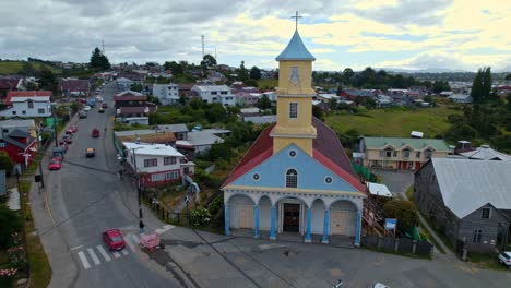 Dolly-in-flyover-of-the-UNESCO-World-Heritage-Church-of-Chonchi-in-Chiloé,-Chile