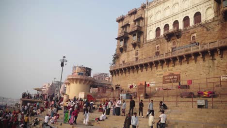 Wide-angle-view-of-crowded-Varanasi-ghat-during-daytime-in-India