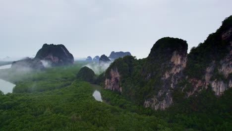 Manglares-Y-Acantilados-De-Piedra-Caliza-En-La-Bahía-De-Phang-Nga-Con-Un-Dron-Aéreo,-Tailandia