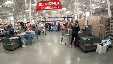 Kunden,-Die-An-Den-Self-Checkout-Kassen-Auschecken