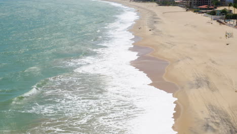 Luftaufnahme-Des-Meeres,-Der-Wellen-Und-Eines-Kleinen-Dorfes-Im-Hintergrund,-Cumbuco,-Ceara,-Brasilien