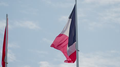 Die-Französische-Flagge-Weht-Sanft-Im-Wind,-Aufgenommen-In-Zeitlupe