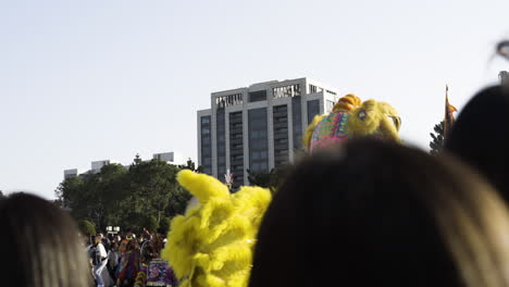 Lebendige-Chinesische-Löwentanzvorführung-Mit-Zuschauern,-Tageslicht-In-Taipeh