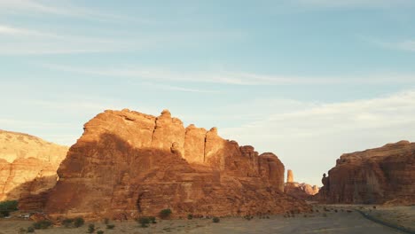 Rocas-Anaranjadas-Y-Desierto-Con-Arena-Amarilla-Al-Atardecer