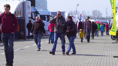 Lapso-De-Tiempo-De-Personas-Caminando-En-Un-Evento-De-Autos-Deportivos-En-Alemania