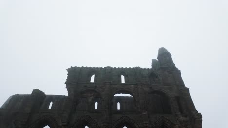 Whitby-Abby-Ahora-Está-Abandonada-Y-Formalmente-Es-Una-Abadía-Benedictina-Y-Está-Situada-Con-Vistas-Al-Mar-En-La-Costa-Este-De-Inglaterra.