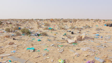 Viel-Abfall-Und-Müll-Im-Niemandsland-Zwischen-Der-Grenze-Zwischen-Marokko-Und-Mauretanien