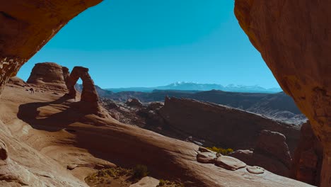 Delicado-Arco-En-El-Parque-Nacional-Arches,-Un-Famoso-Hito-De-Formación-Rocosa-En-Utah