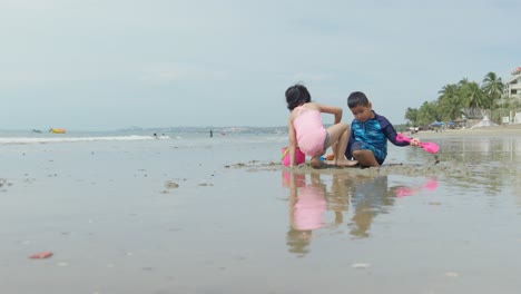 Zwei-Asiatische-Kinder-Spielen-Im-Sand-An-Einem-Wunderschönen-Strand