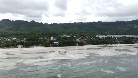 Paisaje-Panorámico-De-Playa-En-La-Playa-De-Arena-Blanca-De-Filipinas-Y-Horizonte-Nublado-Que-Establece-Una-Vista-Aérea-De-Drones