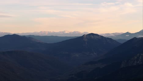 Panorama-Luftbild-über-Den-Tiefen-Talbergen-Von-Agrafa-Griechenland-Zur-Blauen-Stunde-Mit-Sanftem-Goldenen-Schein-Am-Horizont
