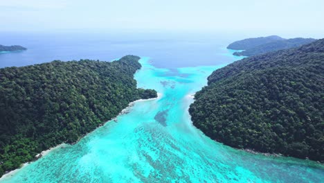 Hermosas-Vistas-Panorámicas-De-La-Bahía-De-Chong-Khat-Con-Un-Dron-Aéreo-En-El-Parque-Nacional-Mu-Ko-Surin,-Isla-Surin,-Tailandia