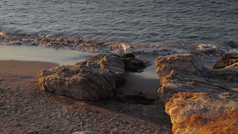 Wunderschöne-Filmische-Meeresklippen-Mit-Zeitlupenwellen-Bei-Sonnenuntergang