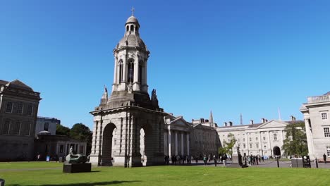 Establecimiento-De-Una-Vista-Que-Captura-El-Campanario-Del-Campanile-En-Medio-De-Los-Edificios-Del-Campus-Del-Trinity-College,-Dublín