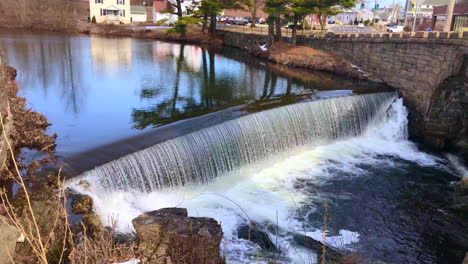 Redaktionelle-4-K-Aufnahmen-Einer-Steinbrücke-über-Einem-Wasserfall