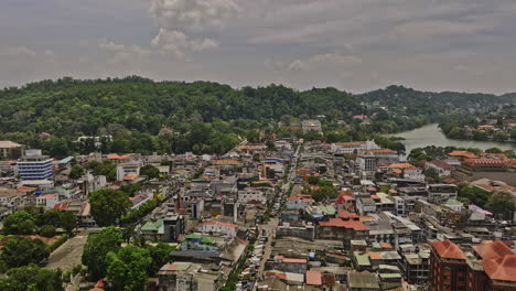 Kandy-Sri-Lanka-Aéreo-V7-Drone-Cinematográfico-Sobrevuelo-Del-Centro-Hacia-La-Ciudad-Sagrada-Capturando-Templos-Junto-Al-Lago,-El-Lago-Kiri-Muhuda-Y-Vistas-Del-Paisaje-De-Las-Laderas---Filmado-Con-Cine-Mavic-3---Abril-De-2023