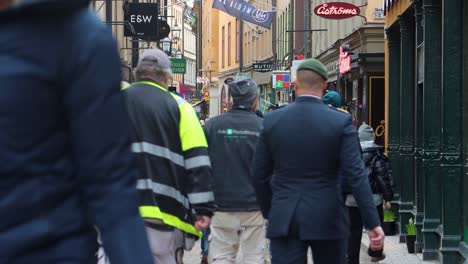 La-Animada-Calle-Västerlånggatan-En-El-Casco-Antiguo-De-Estocolmo,-Con-Peatones-Y-Tiendas.