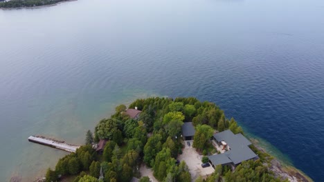 Villen-Am-Wasser-Auf-Einer-Insel-Mit-Grünem-Laub