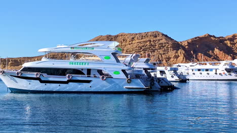 The-yachts-bobbing-on-the-azure-blue-waters-of-the-Red-Sea-in-Sharm-el-Sheikh,-Egypt