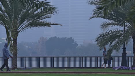 El-24-De-Febrero-De-2024,-Los-Residentes-Dan-Un-Paseo-En-Una-Brumosa-Mañana-De-Invierno-A-Lo-Largo-De-La-Costa-De-Sharjah,-En-Los-Emiratos-Árabes-Unidos.