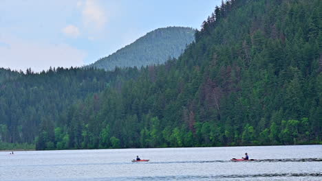 Malerisches-Kajak-Abenteuer-Auf-Dem-Paul-Lake-In-British-Columbia