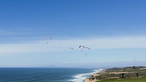 Muchos-Parapentes-Volando-A-Lo-Largo-De-La-Costa-En-Un-Hermoso-Día-Soleado-En-Torrey-Pines-Gliderport-En-La-Jolla,-California