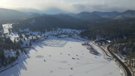 Eislaufen-Schlittschuhlaufen-Eishockeybahn-See-Teich-Eishockey-Winter-Etown-Evergreen-Lake-House-Angelzelte-Denver-Golfplatz-Colorado-Luftaufnahmen-Filmdrohne-Sonnenuntergang-Goldene-Stunde-Winter-Neuschnee-Kreis-Rechts