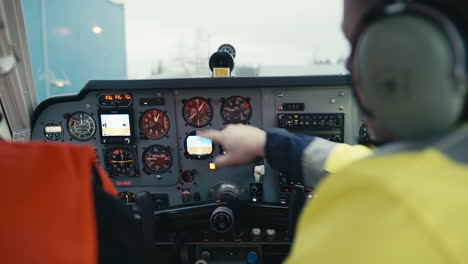 Instructor-De-Vuelo-Mostrando-Instrumentos-De-Cabina-Al-Estudiante-Piloto-En-Un-Pequeño-Avión-Beechcraft-Monomotor